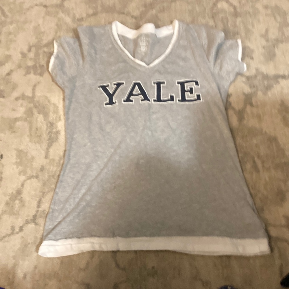 U-Trau grey t shirt with YALE on it